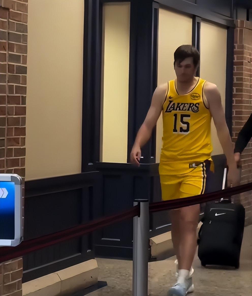 开云官网-2.4亿顶薪彻底打没？里夫斯季后赛灾难表现，成为球队背锅侠